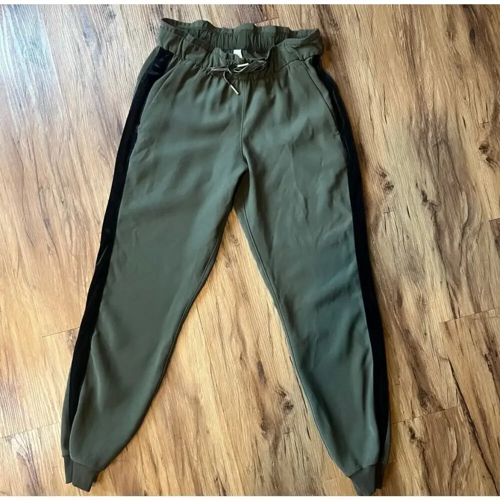 Lululemon Forest Green On The Fly Jogger with  Black Velvet Trim Size 4